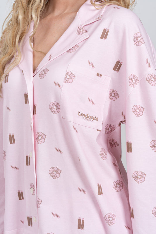 Chemise de pyjama Louloute Signature rose, col en V et broderie main sur la poche